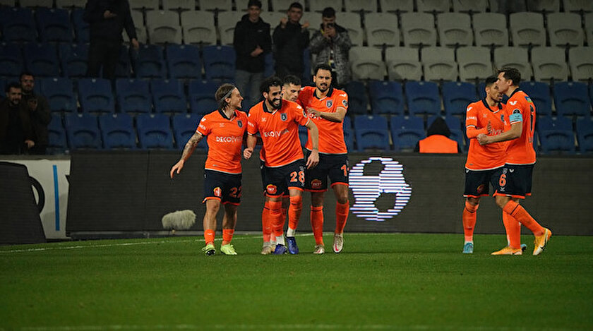 Erteleme maçını Başakşehir kazandı: Zirveyle Konyaspor arasındaki fark 14 puan oldu