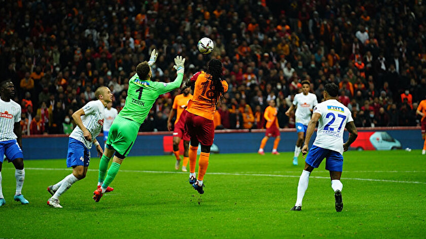 Galatasaray-Rizespor maçında verilen penaltı kararları tartışma çıkarttı