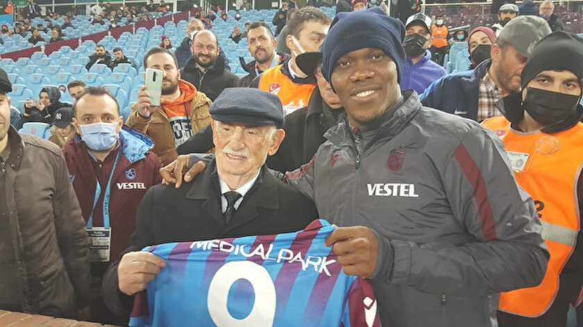 83 yaşındaki Trabzonspor taraftarı Halit Aygün Nwakaeme ile buluştu