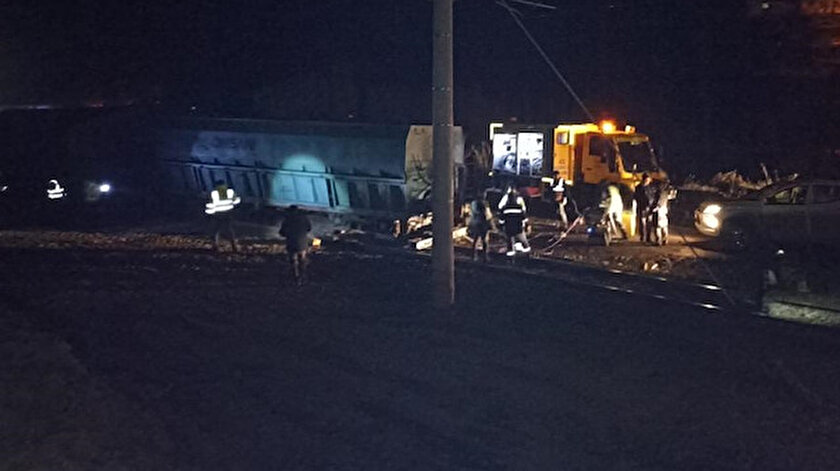 Sivasta demir cevheri yüklü 7 vagon devrildi: Demir yolu trafiğe kapatıldı