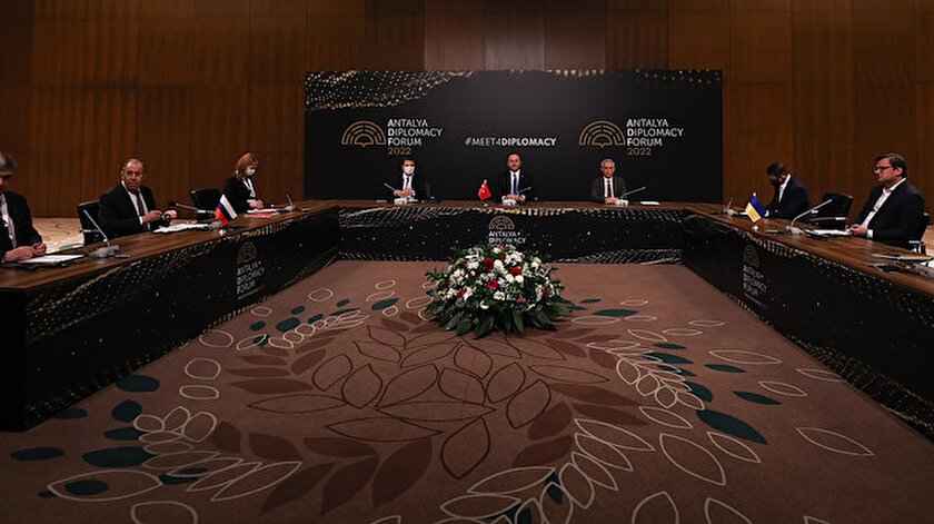 Dünyanın gözü Türkiyede: Rusya-Ukrayna-Türkiye üçlü dışişleri bakanları toplantısı başladı