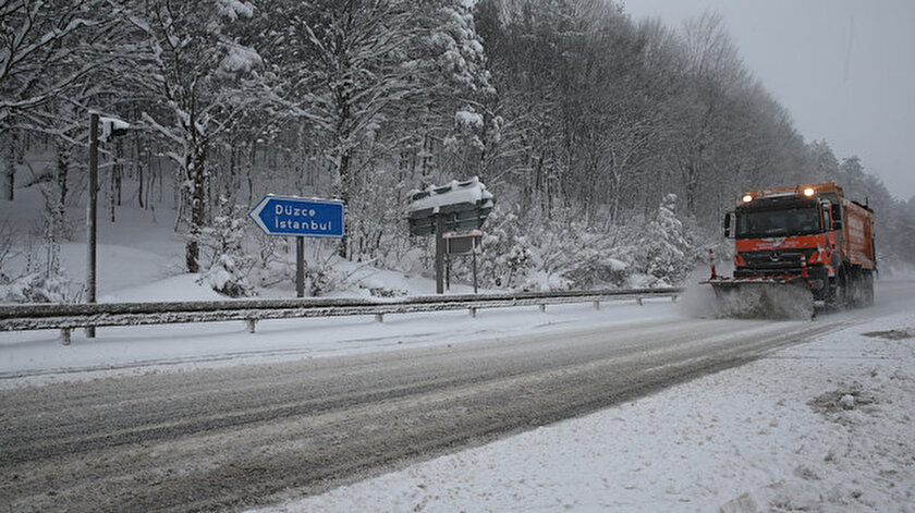 Boluda yoğun kar yağışı: İstanbul yönüne kamyon ve tır geçişi durduruldu