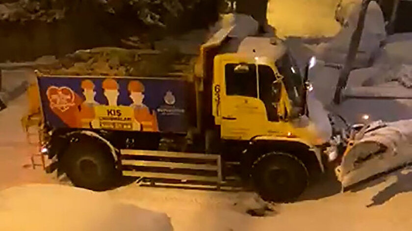 İstanbul'da kar küreme araçları yolda kaldı - Yeni Şafak