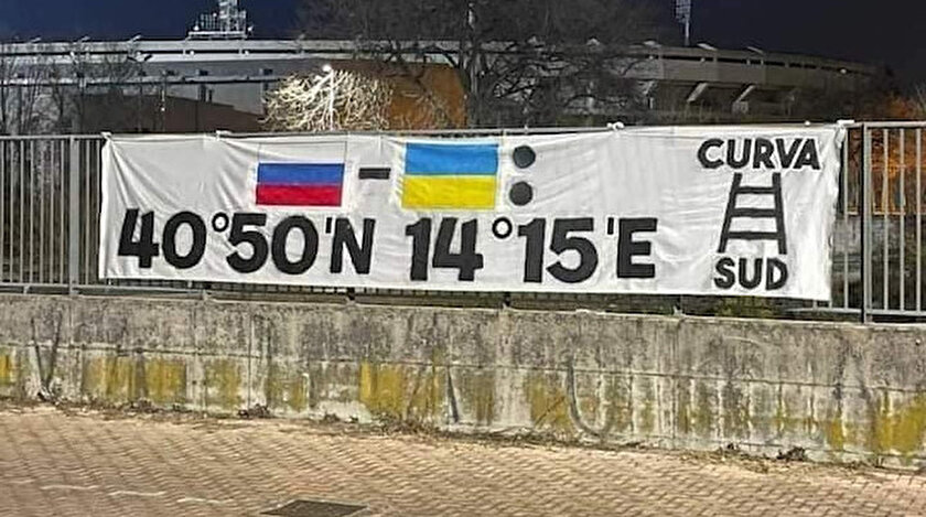İtalyada olay pankart: Napoliyi bombalayın