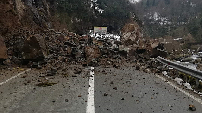 Rizede heyelan: Kayalar yolu kapattı - Rize haberleri