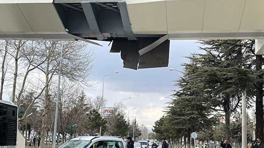 Ispartada iş makinası yüklü tır üst geçide çarptı