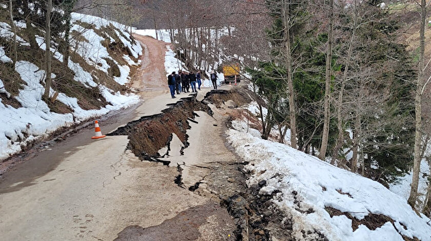 Trabzonda heyelandan asfalt yol çöktü: Mahalle yolu ulaşıma kapandı