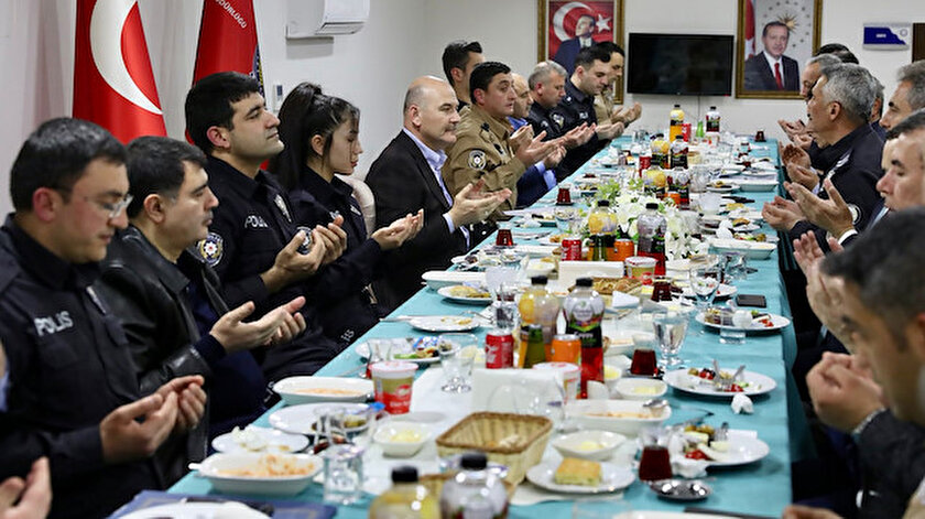 Bakan Soylu, polislerle sahur yaptı: Kimse 15 Temmuzdan nasıl çıktığımızı sormuyor