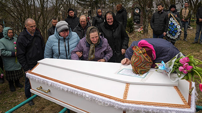 Ukraynalı anne kızının cenazesini telefondan izledi