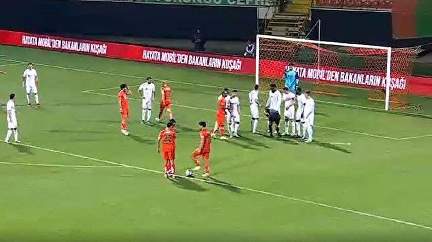 Emre Akbabanın frikik golü geceye damga vurdu: Rakip takımın başı döndü