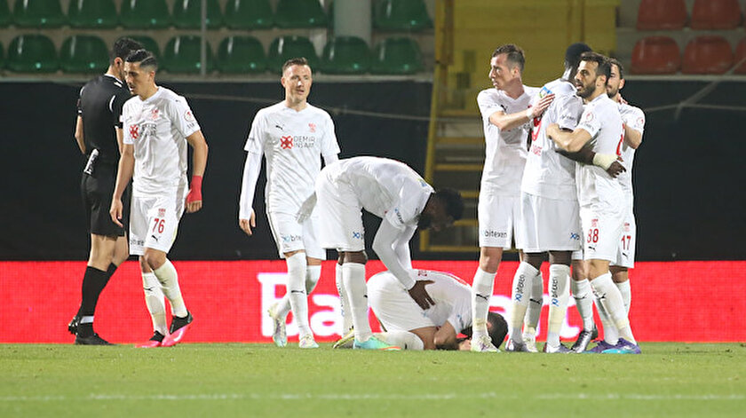 Sivasspor 10 kişi kaldığı maçta avantajı kaptı: Alanyaspor evinde kaybetti