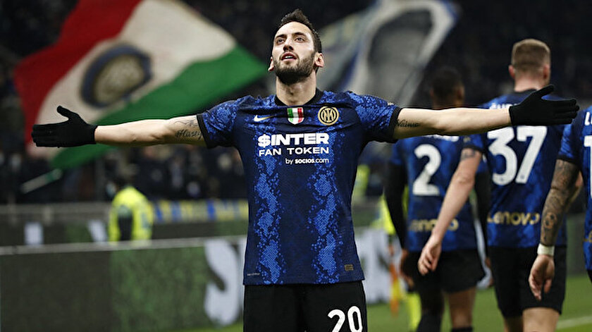 Hakan Çalhanoğlunun yıldızlaştığı maçta Inter Romayı devirdi