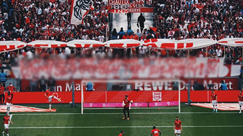 Köln taraftarları Salih Özcanın kalmasını istiyor: Maçta pankart açtılar