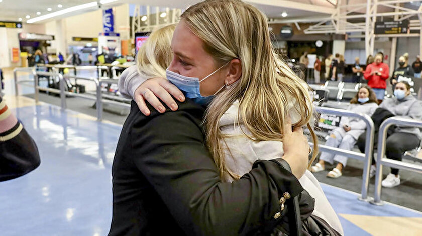 Yeni Zelanda 2 yıl sonra kapılarını açtı: Havaalanında duygusal anlar yaşandı