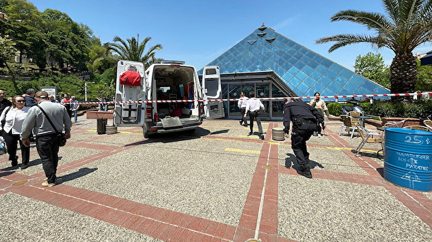 Son dakika: Bursadaki AVMde bir mağazada çökme meydana geldi