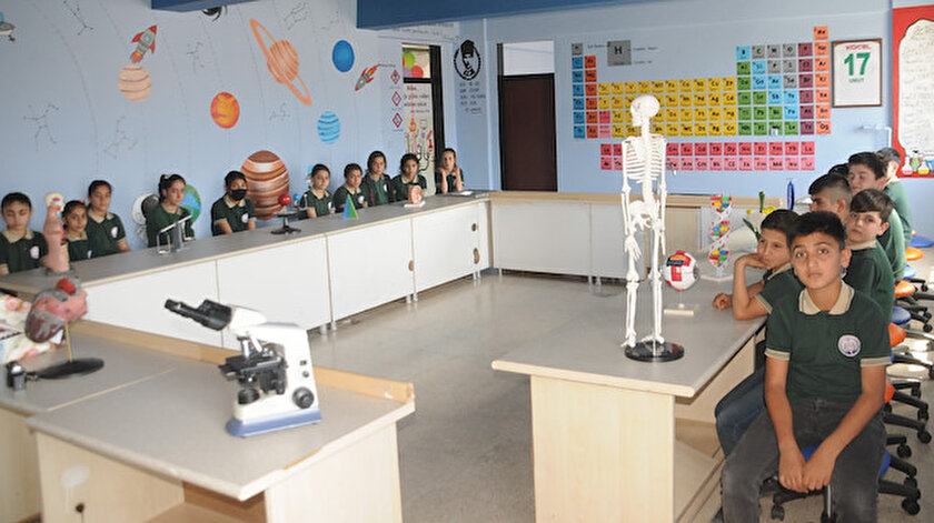 Umut Nayirden örnek davranış: Cizre’deki okula fen laboratuvarı kurdu