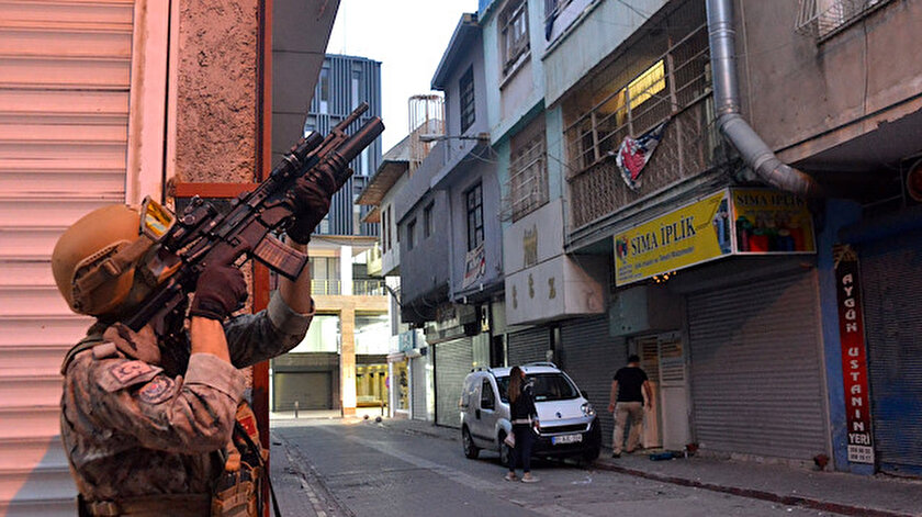 Adanada organize suç örgütüne şafak operasyonunda 35 kişi gözaltına alındı