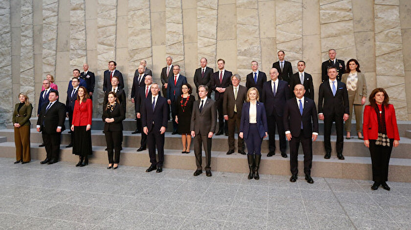 Bakan Çavuşoğlu NATO Dışişleri Bakanları ile aile fotoğrafı çektirdi