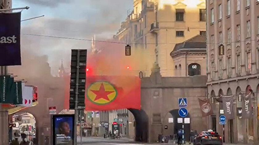 NATO üyeliği konusunda Türkiyeyi ikna etmeye çalışan İsveç teröre desteğini sürdürüyor: Stockholme PKK paçavrası asıldı