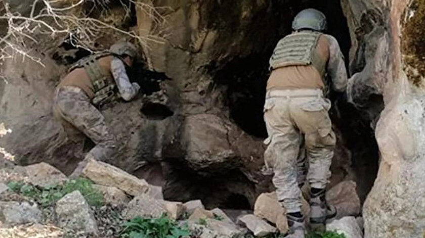 Tuncelide teröristlerin kullandığı iki sığınak imha edildi