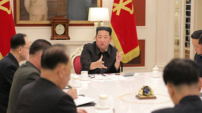 Kuzey Kore lideri Kim koronavirüs toplantısında sigara içti