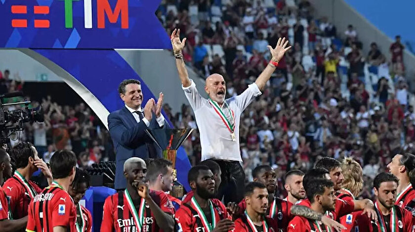 Pioli şampiyonluk madalyasını çaldırdı