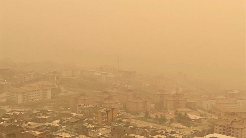 Irak’tan gelen kum fırtınası hayatı felç etti