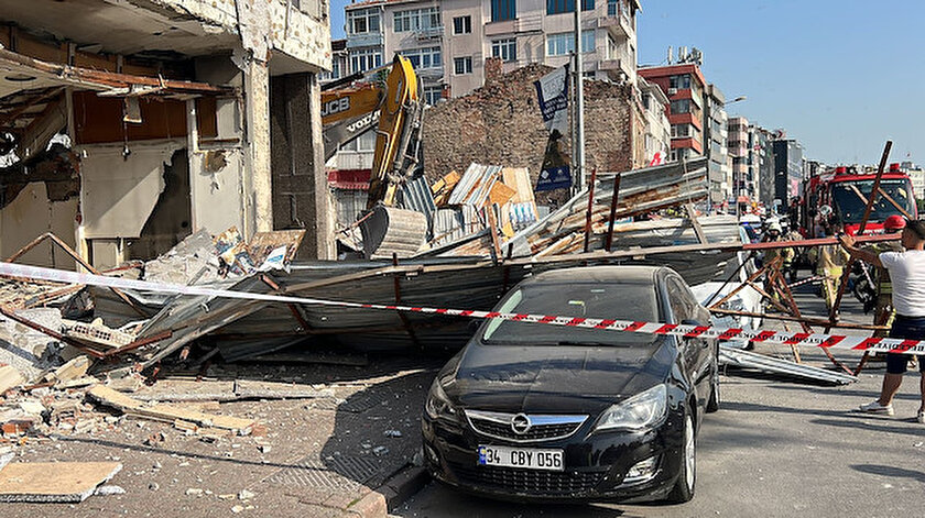 Kadıköyde binanın yıkımı sırasında çökme