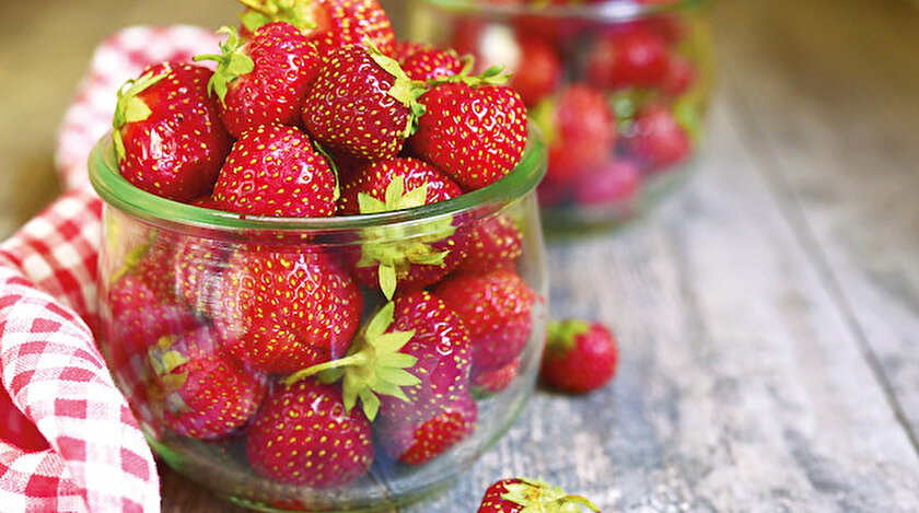 C vitamini deposu çileği tüketme zamanı