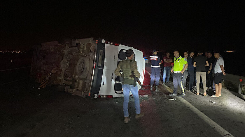Gezi dönüşü öğrencileri taşıyan minibüs TIRa çarparak devrildi: 17 yaralı