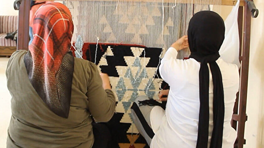Kadınlar asırlık dokuma kilim geleneğini gelişen teknolojiye rağmen yaşatmaya çalışıyor