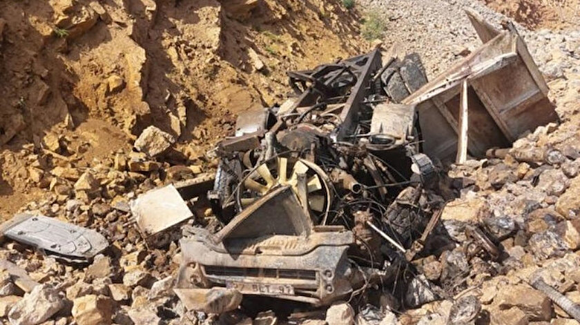 Hakkari’de freni boşalan kamyon uçuruma yuvarlandı: Sürücü son anda kurtuldu