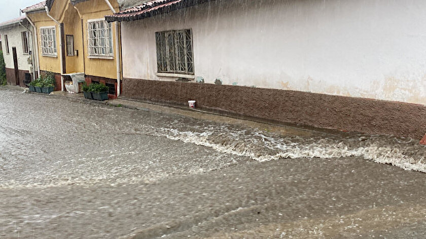 Eskişehir’de sağanak yağış hayatı felç etti