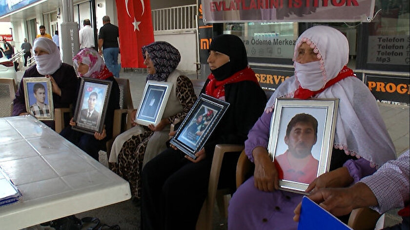 Muşta çocukları PKKlı teröristlerce kaçırılan aileler HDP önündeki eylemlerini sürdürdü