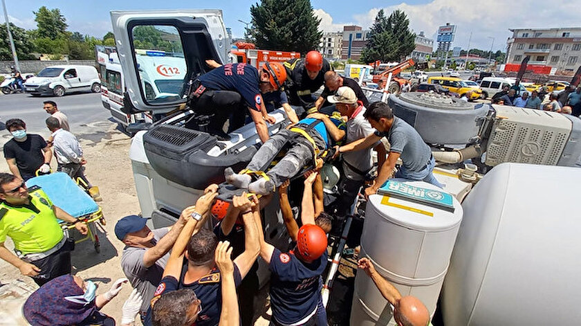 Düzcede yol çöktü: Devrilen beton mikserinin şoförü yaralandı
