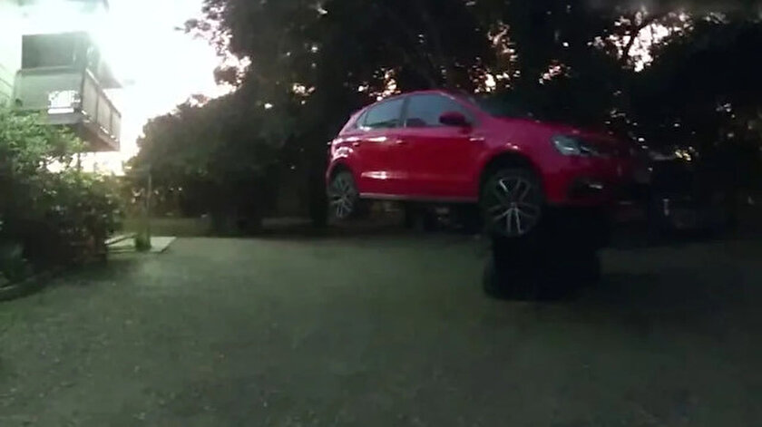 Avustralya’da bir kişi forklift kullanarak arabasının çalınmasına engel oldu