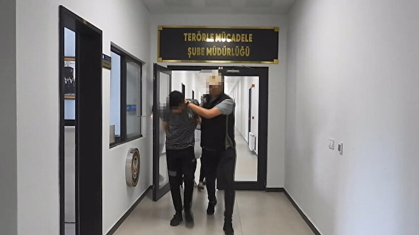 Eli kanlı terör örgütü YPG kamplarında silahlı eğitim alan iki terörist kıskıvrak yakalandı