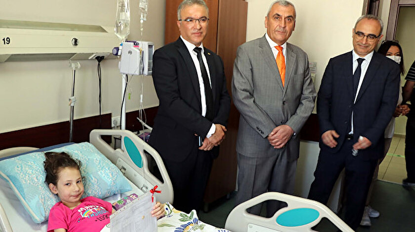 17 günlük yaşam savaşını kazanan İkranura hastanede karne sürprizi