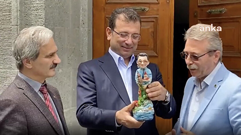 İBB Başkanı Ekrem İmamoğluna Trabzonda kendi heykeli hediye edildi
