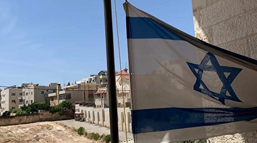 Yahudi yerleşimciler Batı Şeriada bir camiye İsrail bayrağı astı