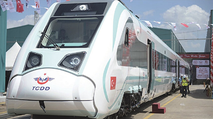 Milli elektrikli trenler raylarda yerini alıyor