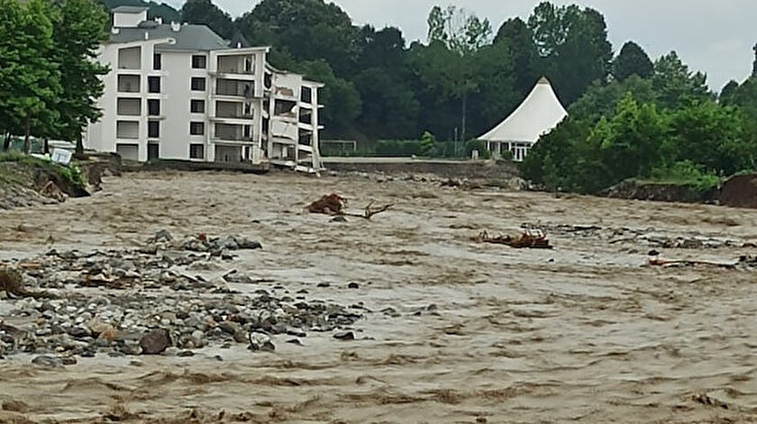 Düzcede sel bilançosu: Otel inşaatı çöktü su kesintisi başladı - Düzce haberleri