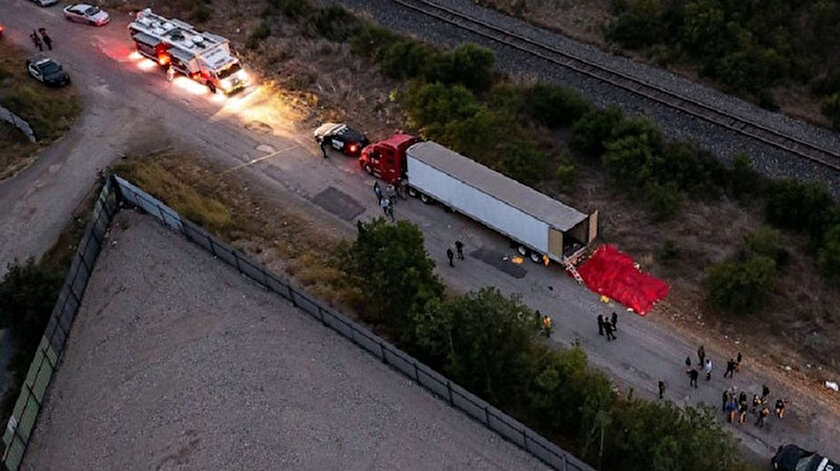 ABDde terk edilmiş bir kamyonda göçmen olduğu düşünülen 42 kişi ölü bulundu