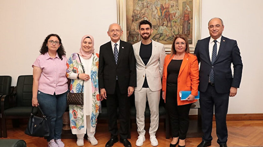 Kılıçdaroğlu FETÖ elebaşı Gülen'e terörist diyemeyeceğini söyleyen Melek  Çetinkaya ve oğlu Taha Furkan Çetinkaya'yı kabul etti - Yeni Şafak