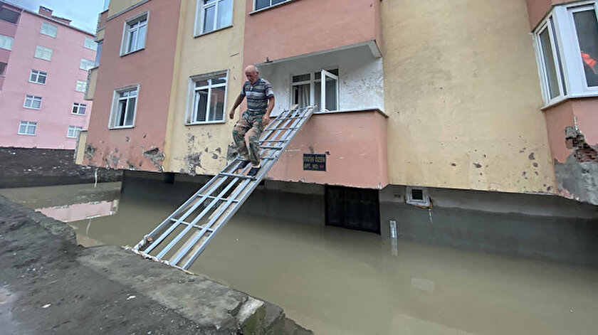 Girişi suyla dolan binaya karyola demirinden kurdukları köprüden ulaşıyorlar