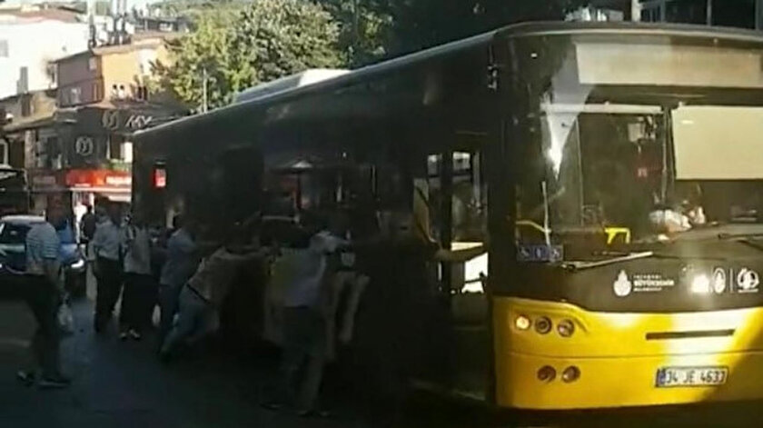 Çengelköy’de arızalanan İETT otobüsünü yolcular itti