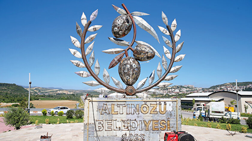 Atıklardan 5 metrelik zeytin dalı