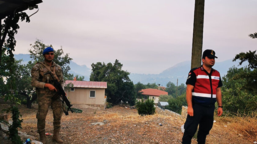 Datçada orman yangını: Askerler tahliye edilen evlerin önünde nöbet tutuyor