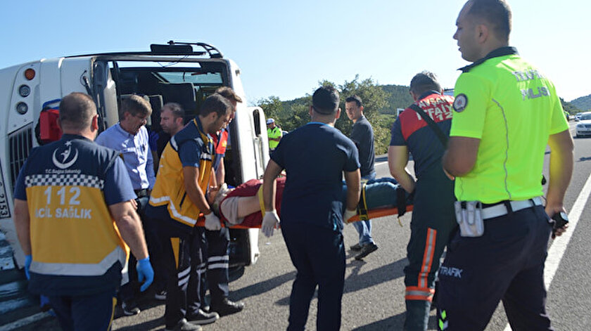 Kütahyada İşçileri taşıyan otobüs devrildi: 11 yaralı