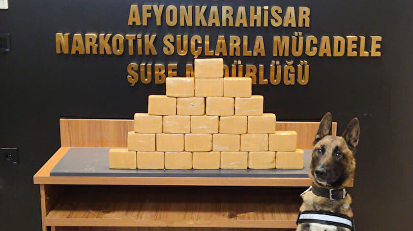 Araçtaki 34 milyon liralık uyuşturucuyu narkotik köpeği Bella buldu